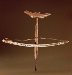 Taladro de arco inuit (madera con hierro y marfil)
